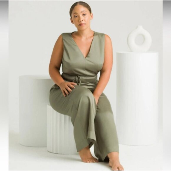NWT‎ ETTITUDE Sateen Bamboo Jumpsuit Size L Pockets Zip In Back plunging V - Picture 3 of 8